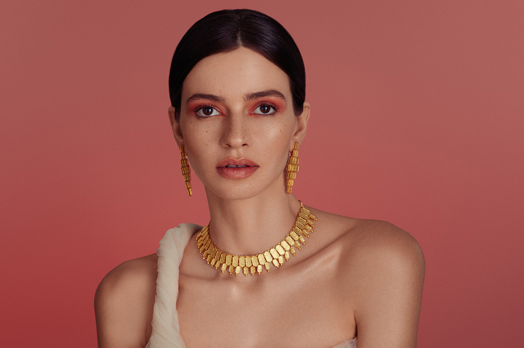 Skinny hive necklace